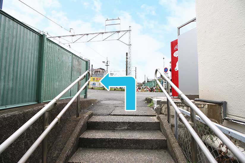 突き当りを左折します