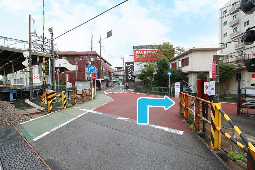 踏切を渡り右折します