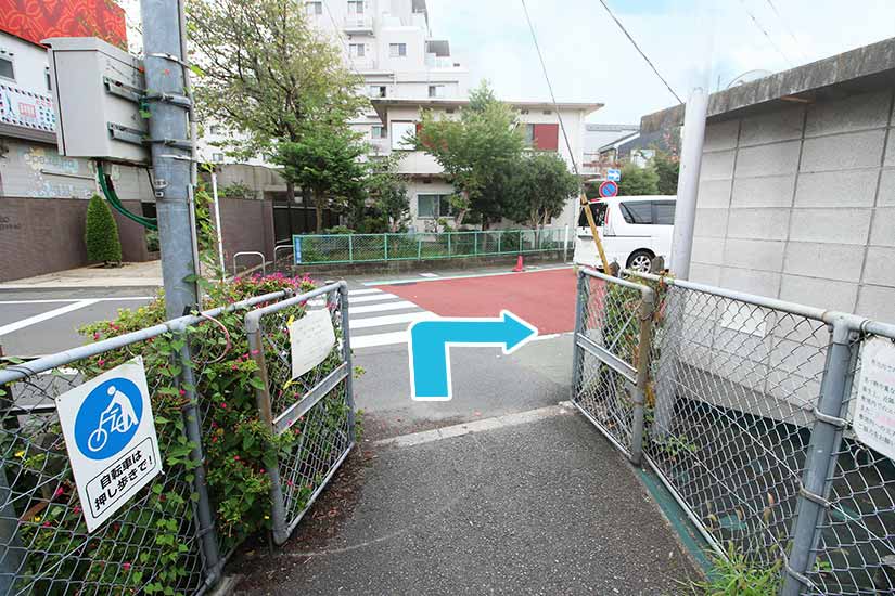 通路を抜けて突き当りを右折します