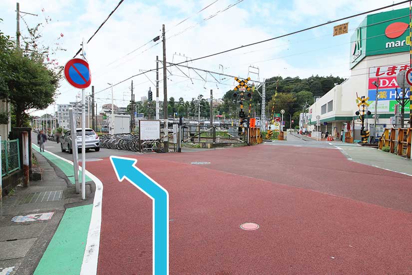 踏切手前を左折します