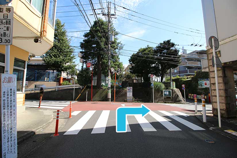 線路を渡り突き当りを右折します