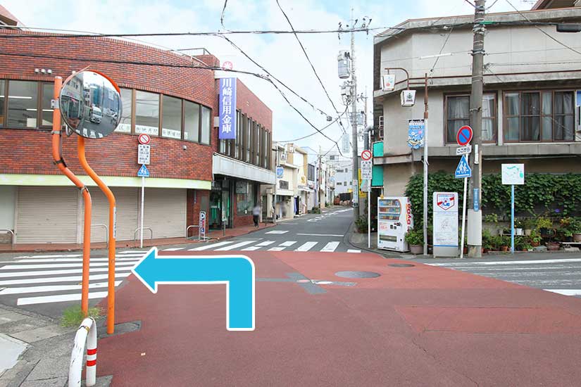 柿生商店街手前の川崎信用金庫の看板がある十字路を左折します